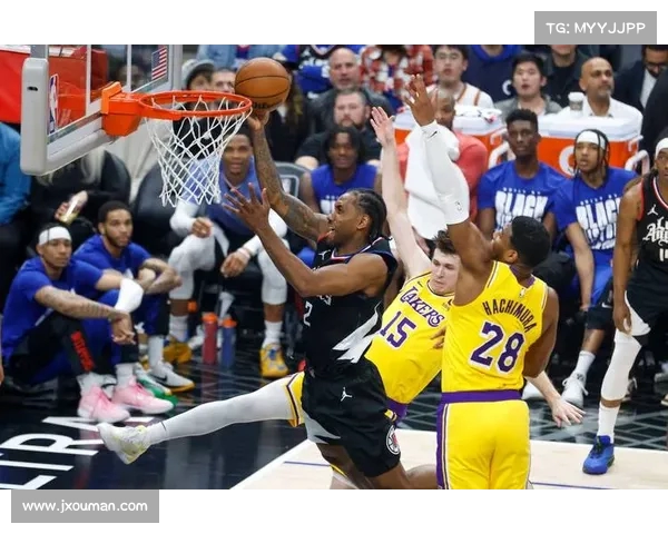 2023年NBA中国赛盛大开幕 球迷热情高涨见证篮球盛宴